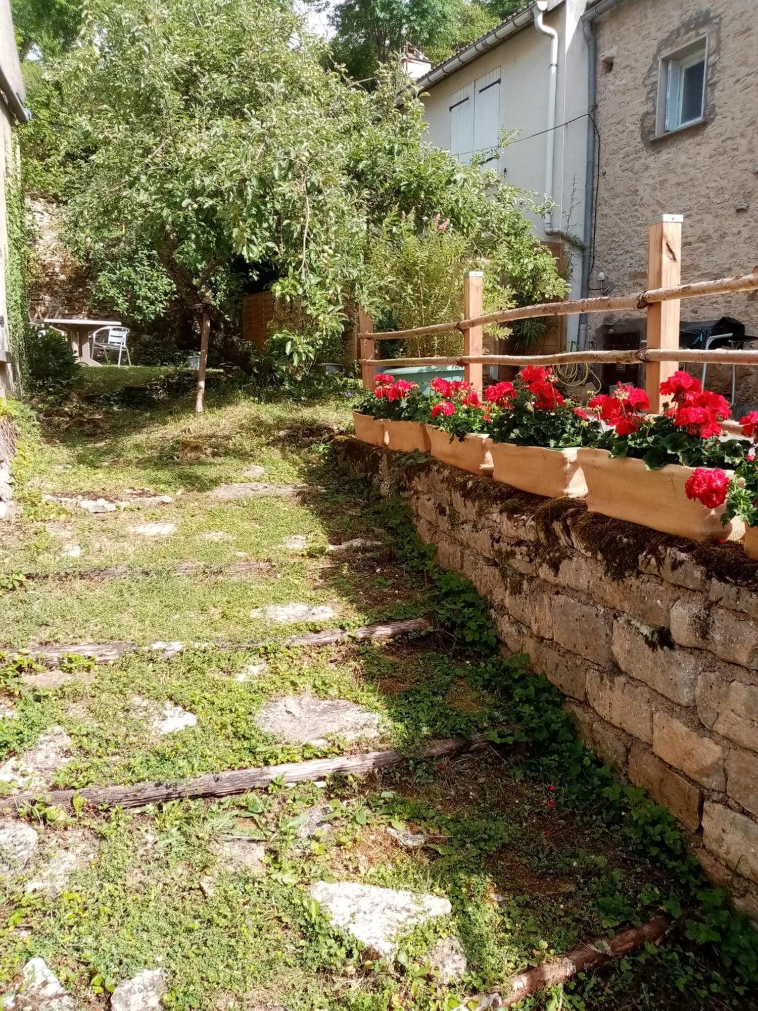 Gite Les 27 Roses Et Plus Châtel-Censoir Eksteriør billede